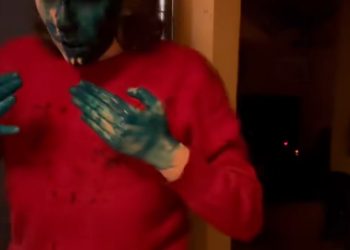 (ვიდეო),,ლიფტთან დაგვხვდა, წიწაკის სპრეი და საღებავი შეგვასხეს და თქვენი ნაცი დედა მოვ@@ანო ასე მოგვაძახა”