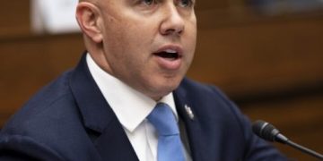 ,, ეს აქტი არ არის თავდასხმა ქართველ ხალხზე, არამედ მისი მიზანია დაეხმაროს [ქართველ ხალხს] ზიანის მომტანი მაღალჩინოსნების დასჯით…” – კონგრესმენი ბრაიან მასტი