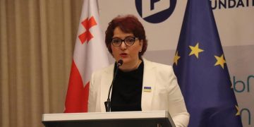 ,, ისე როგორ უნდა გაიმეტო შენი ქვეყანა, რომ მთელი ერი, მეგობარი ქვეყნის მიერ შენი დასანქცირება-მოგუდვის გადაწყვეტილებას ზეიმობდეს” – თინა ხიდაშელი
