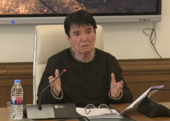 ,, დაეცა, სპეცრაზმის მანქანით მას გადაუარეს მკერდზე, საბურავის კუთხემ ყური მოაგლიჯა, უკან გადმოუარა ისევ იგივე მანქანამ და იმ მხარეს სადაც ყური ჰქონდა მოგლეჯილი სკალპი უკვე ახდილი ჰქონდა” – ნონა გაფრინდაშვილი 26 მაისის დარბევაზე