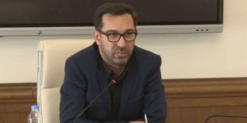 „ახალი ეპოქის“ თანამშრომლები შეიკრიბნენ სტამბა „ომეგა თეგთან“, სადაც დაბეჭდილი იყო გაზეთის ნომერი. ითხოვდნენ, დაპატიმრებული ნომერი გამოგვატანეთო და პასუხი იყო სროლა გაზეთის თანამშრომლების მისამართით“ – ვახო ხუზმიაშვილი
