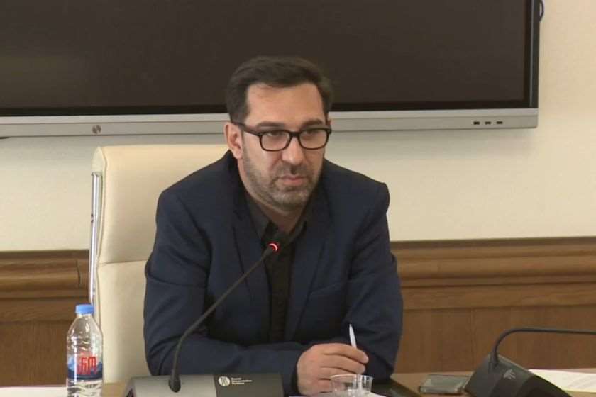 „ახალი ეპოქის“ თანამშრომლები შეიკრიბნენ სტამბა „ომეგა თეგთან“, სადაც დაბეჭდილი იყო გაზეთის ნომერი. ითხოვდნენ, დაპატიმრებული ნომერი გამოგვატანეთო და პასუხი იყო სროლა გაზეთის თანამშრომლების მისამართით“ – ვახო ხუზმიაშვილი