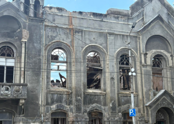 ქუთაისში ისტორიული შენობის ჭერი ჩამოინგრა და ფრაგმენტები გამვლელს დაეცა