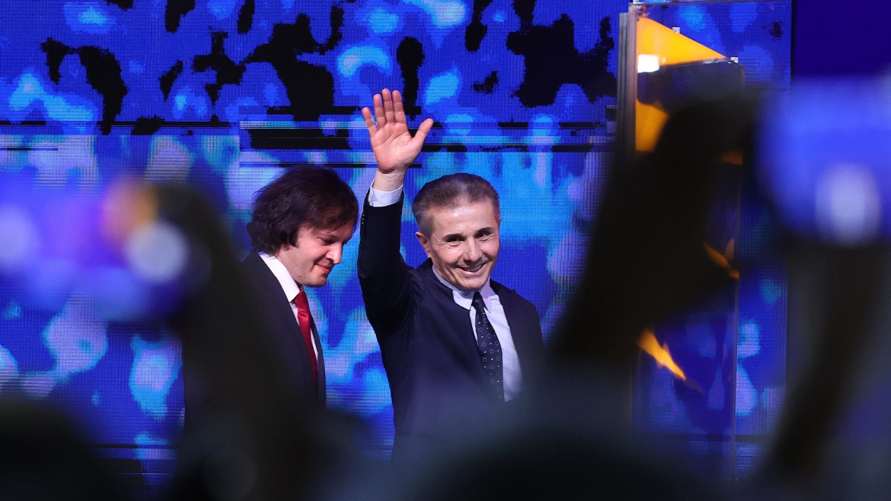 ივანიშვილის ბანკი SWIFT-იდან გაითიშოს და დაებლოკოს Visa/MasterCard-ი – EPP