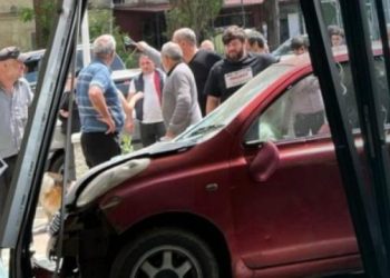 ქობულეთში მსუბუქი ავტომობილი მაღაზიას შეეჯახა