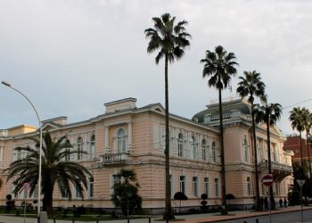 “ბათუმის მერიამ 70 000 ლარი დახარჯა ერთი ვახშმისათვის – იმ ქალაქის მერიამ, რომელშიც ბავშვები ჯართს აგროვებენ…” – გიორგი გურული