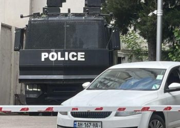 დიღმის დროებითი მოთავსების იზოლატორთან, სადაც ნიკა მელია იმყოფება, წყლის ჭავლის მანქანა მიიყვანეს