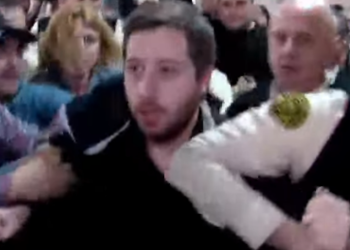 დაპირისპირება სასამართლოში – დაშავდა რამდენიმე ადამიანი – მედია