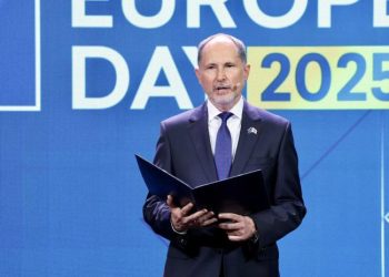 ჩვეულებრივი ქართული პასპორტების მფლობელებს შეუძლიათ უვიზოდ იმოგზაურონ EU-ში, მაგრამ დიპპასპორტების მქონეებს, მოუწევთ განაცხადის შეტანა ვიზაზე – ჰერჩინსკი