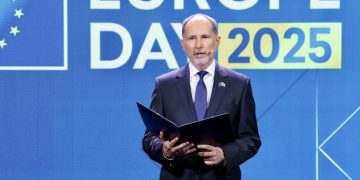 ჩვეულებრივი ქართული პასპორტების მფლობელებს შეუძლიათ უვიზოდ იმოგზაურონ EU-ში, მაგრამ დიპპასპორტების მქონეებს, მოუწევთ განაცხადის შეტანა ვიზაზე – ჰერჩინსკი
