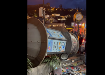 ვიდეო – მეიდანზე ჯიხური წაიქცა