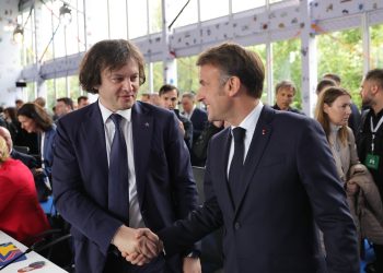 “ტელევიზიებიდან ევროპას ლანძღავენ და “პაეზდკებში” დაეთრევიან, ფეხზე უდგებიან და ღიმილით იბადრებიან, თუ საპასუხოდ ხელი ჩამოართვეს” – ზურაბ ფარჯიანი