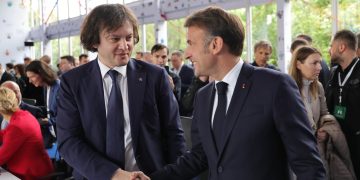 “ტელევიზიებიდან ევროპას ლანძღავენ და “პაეზდკებში” დაეთრევიან, ფეხზე უდგებიან და ღიმილით იბადრებიან, თუ საპასუხოდ ხელი ჩამოართვეს” – ზურაბ ფარჯიანი