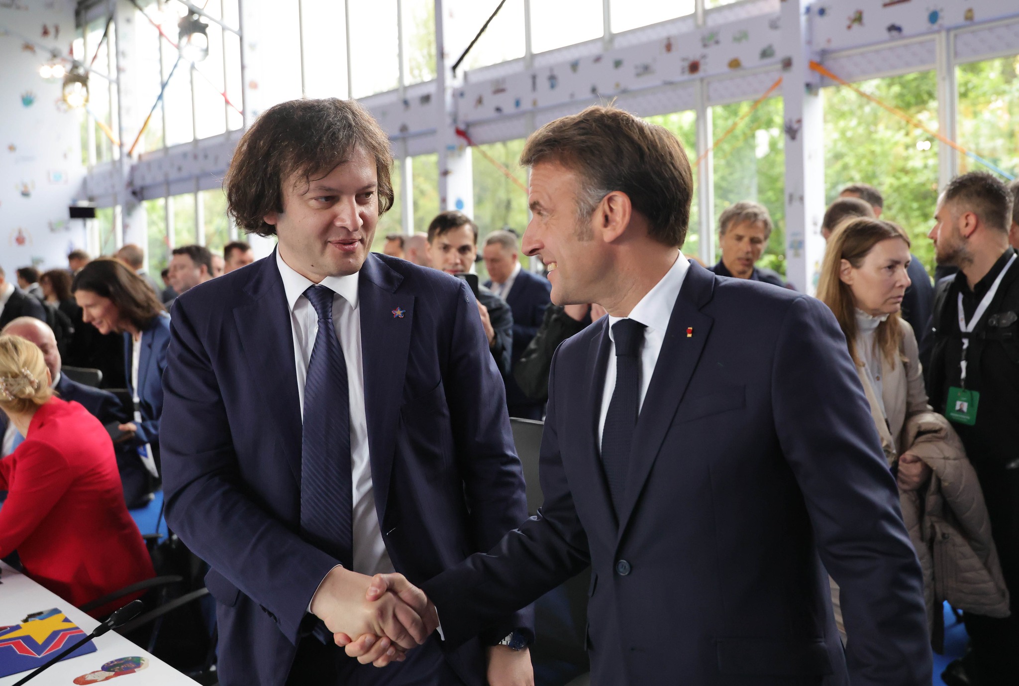 “ტელევიზიებიდან ევროპას ლანძღავენ და “პაეზდკებში” დაეთრევიან, ფეხზე უდგებიან და ღიმილით იბადრებიან, თუ საპასუხოდ ხელი ჩამოართვეს” – ზურაბ ფარჯიანი