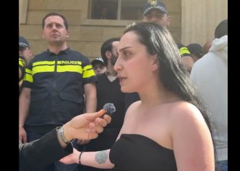 “მანდატურმა მკერდზე დამაჭირა სპეციალურად ხელი” – სასამართლოს დერეფნიდან და ეზოდან ადამიანებს აძევებენ