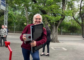 “პირადად გაბიტაშვილმა წაიკითხოს” – ჟორჟოლიანმა პროკურატურაში კომპიუტერი მიიტანა