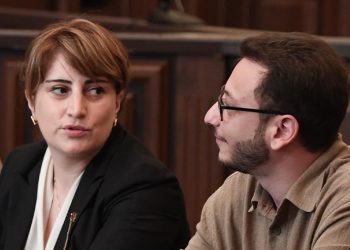 პოლიტიკოს ქალს პოლიციელ ქავთარაძისთვის “გვარის შემარცხვენელის” დაძახებისთვის ასამართლებენ