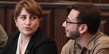 პოლიტიკოს ქალს პოლიციელ ქავთარაძისთვის “გვარის შემარცხვენელის” დაძახებისთვის ასამართლებენ