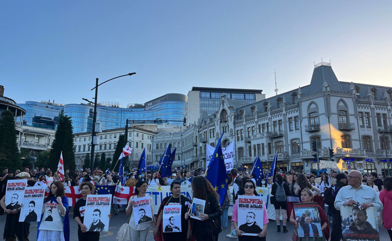 “სტუდენტები ევროკავშირისთვის” – პარლამენტიდან საპროტესტო მსვლელობა დაიძრა