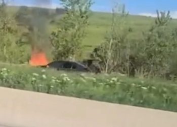 ავტობანზე, მანქანას ცეცხლი გაუჩნდა – ავტომობილში 3 ადამიანი იმყოფებოდა