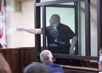 “შუშის თვალებით მიყურებთ” – ნიკა მელიამ მოსამართლე შვანგირაძეს წყალი შეასხა