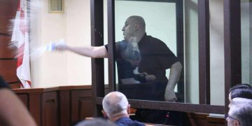 “შუშის თვალებით მიყურებთ” – ნიკა მელიამ მოსამართლე შვანგირაძეს წყალი შეასხა