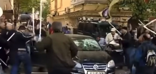 (ვიდეო) – “ეს 2011 წლის კადრებია, როცა ნინო ბურჯანაძის აქციის მონაწილეები პლასტმასის ჯოხებს იქნევენ”– დათო აბზიანიძე