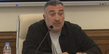 ,, ნიღაბს იხსნის, მაფურთხებს სახეში და მეუბნება: მიცანი, ბიჭო? კიდევ ერთხელ მაფურთხებს, ეს ფოტოგრაფი უღებს” – რას იხსენებს მერაბ ჭიქაშვილი?
