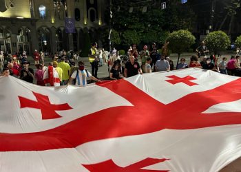 რუსთაველის გამზირზე საქართველოს დროშა გაშალეს