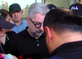 რამდენიმესაათიანი ლოდინის შემდეგ, ციხესთან მისულ გვარამიას ხელბორკილი დაადეს