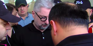 რამდენიმესაათიანი ლოდინის შემდეგ, ციხესთან მისულ გვარამიას ხელბორკილი დაადეს