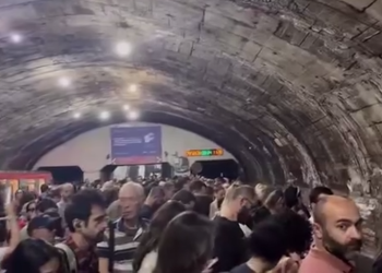 “მგზავრები ამოგვიყვანეს, გაჩერებული იყო ყველაფერი” – რა ხდება მეტროსადგურ “ვარკეთილში”