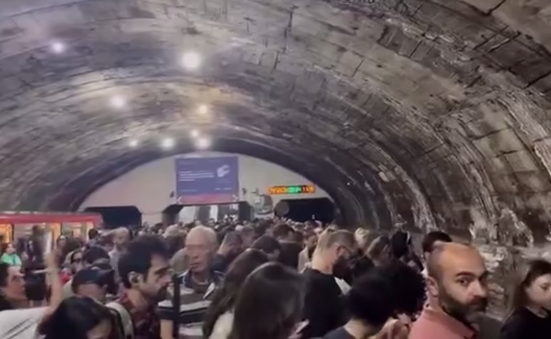 “მგზავრები ამოგვიყვანეს, გაჩერებული იყო ყველაფერი” – რა ხდება მეტროსადგურ “ვარკეთილში”