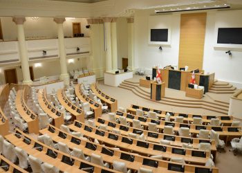 პარლამენტში გახარიას პარტიის წევრებისთვის მანდატის შეწყვეტის პროცედურა დაიწყეს