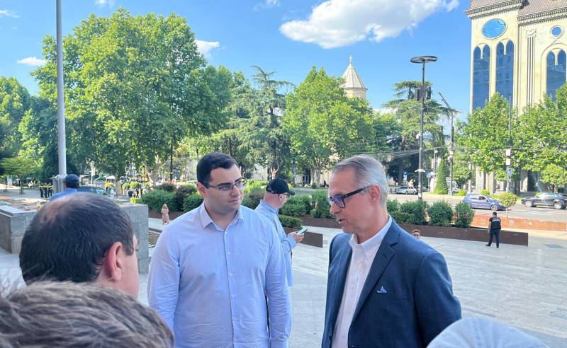 რუსთაველის გამზირზე მოშიმშილე პოლიტიკოსებთან გერმანიის ელჩი მივიდა
