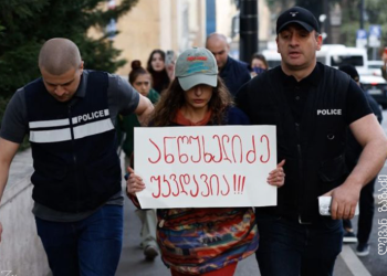 აქტივისტი პლაკატით „ანწუხელიძე უკვდავია“ 5000 ლარით დააჯარიმეს