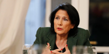 ამაზეა ნათქვამი:”“სხვის თვალში ფშვენას რომ ხედავ, შენსაში კი ძელს ვერ ამჩნევ“ – სალომე ზურაბიშვილი