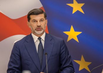 კახა კალაძე: ყველას, ვინც ავარიულ კორპუსში ცხოვრობთ, მუნიციპალიტეტი გიდგებათ თავდებში და წელიწადნახევარ-ორ წელში ახალაშენებულ კორპუსში იმ ფართის ბინა გადმოგეცემათ, რაც გქონდათ