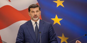 კახა კალაძე: ყველას, ვინც ავარიულ კორპუსში ცხოვრობთ, მუნიციპალიტეტი გიდგებათ თავდებში და წელიწადნახევარ-ორ წელში ახალაშენებულ კორპუსში იმ ფართის ბინა გადმოგეცემათ, რაც გქონდათ
