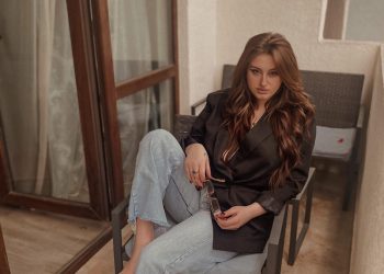 ,, ახლა წესით კაბებსა და ვარცხნილობებს უნდა ვარჩევდე გამოსაშვებისთვის… მაგრამ იზოლატორისთვის წიგნებს ვარჩევ” – თაკო გვილია