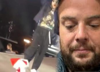 ,,თან ტიმბერლეიკის კონცერტზე რომ დადიხარ, თან ვალერი მელაძის და თან რუსთაველზე ხარ, მიტინგზე… ტეხავს!!!“ – სანდრო ელოშვილი