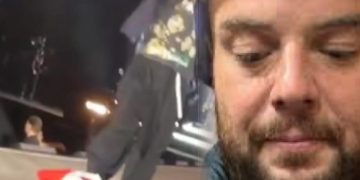 ,,თან ტიმბერლეიკის კონცერტზე რომ დადიხარ, თან ვალერი მელაძის და თან რუსთაველზე ხარ, მიტინგზე… ტეხავს!!!“ – სანდრო ელოშვილი