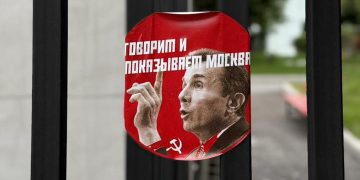 “გამორთე მოსკოვი” – აქცია საზმაუს ახალ შენობასთან