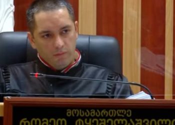 მოსამართლე რომეო ტყეშელაშვილმა, გიორგი ახობაძის პროცესზე მოქალაქე 400 ლარით დააჯარიმა