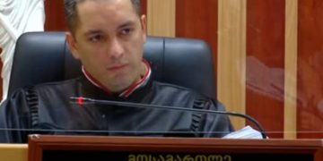 მოსამართლე რომეო ტყეშელაშვილმა, გიორგი ახობაძის პროცესზე მოქალაქე 400 ლარით დააჯარიმა