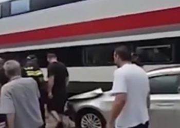 სამგზავრო მატარებელს მსუბუქი ავტომობილი შეეჯახა