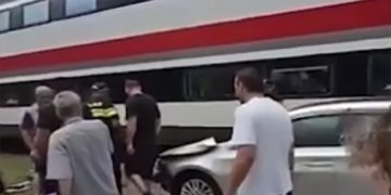 სამგზავრო მატარებელს მსუბუქი ავტომობილი შეეჯახა