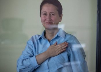 “სოლიდარობა მზია ამაღლობელს” – საერთაშორისო მედია ორგანიზაციები რუსთავის ციხესთან მივიდნენ