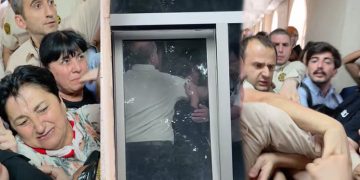 “წადი, ქალო, გადი გარეთ!” – ცემა სასამართლოში – დაზარალებული სასწრაფომ გადაიყვანა