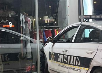 ბათუმში კრიმინალური პოლიციის მანქანა მაღაზიაში შევარდა